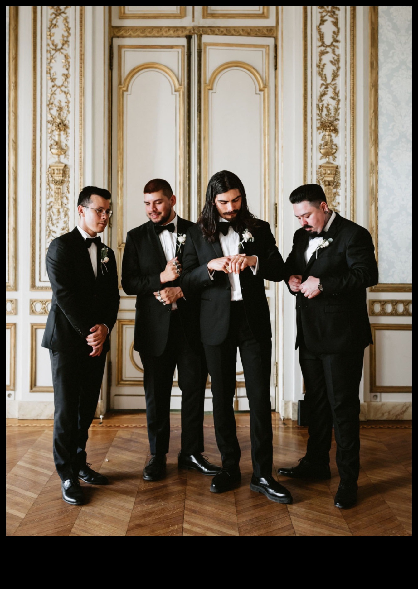 Detalii atrăgătoare: perfecțiunea ținutei mirelui