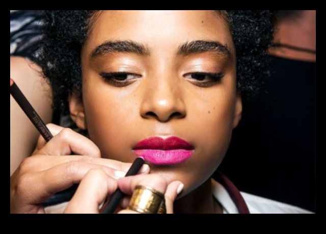 Cum te poate ajuta machiajul de petrecere să radiezi încredere în sine 3 Impactul machiajului de petrecere asupra încrederii: radiază încredere de sine