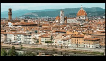 Cronici peisaj urban: cartografiere a atracțiilor locale care trebuie văzute