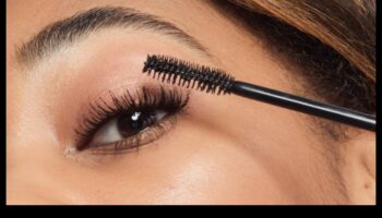 Îmbinare creion de ochi și rimel: Îmbunătățiți-vă genele pentru un impact maxim
