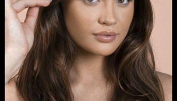 Sprâncene îndrăznețe, ochi moi: atingerea echilibrului cu stilurile de machiaj natural